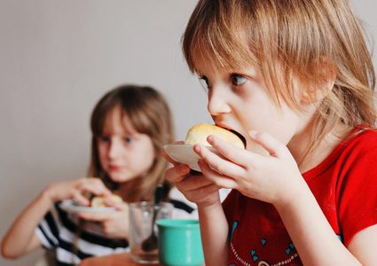 الأطفال يحتاجون إلى ‫خمس وجبات يوميا