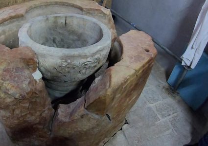 اكتشاف جرن المعمودية خلال أعمال ترميم كنيسة المهد