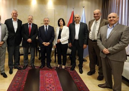 وفد من نابلس يلتقي اشتية