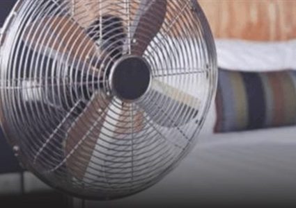 كيف تتجنب مخاطر النوم أمام المروحة؟