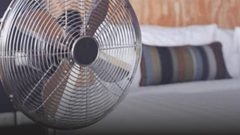 كيف تتجنب مخاطر النوم أمام المروحة؟