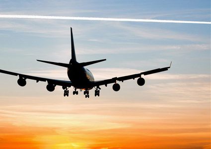 أثناء الهبوط... انزلاق طائرة عن المدرّج (فيديو)