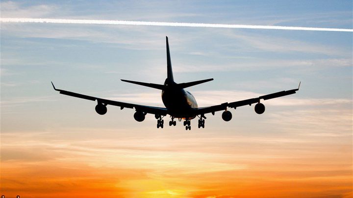 أثناء الهبوط... انزلاق طائرة عن المدرّج (فيديو)