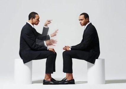 اذا كنت تتحدث مع نفسك كثيراً..طرق للتعامل مع هذه المواقف