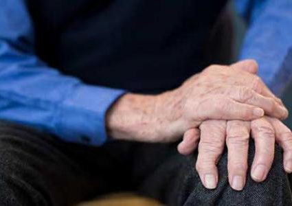 ما هو الحل الامثل لعلاج رعشة اليدين لدى كبار السن؟