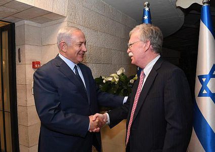 نتنياهو يلتقي بولتون اليوم قبل القمة الثلاثية مع روسيا