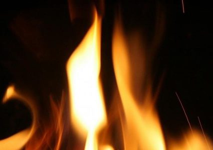 جريمة مروعة... مراهقون يضرمون النار بجسد طفلة