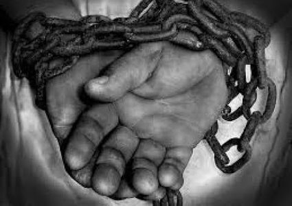 الأسرى والمحررين تفتتح معرض أجساد مكبلة في البيرة