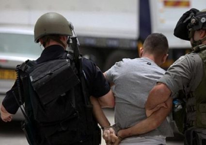 اعتقال فتى والاعتداء على مسن في الخليل