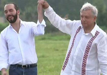 الرئيس المكسيكي يفاجئ رئيس السلفادور بضربه على وجهه