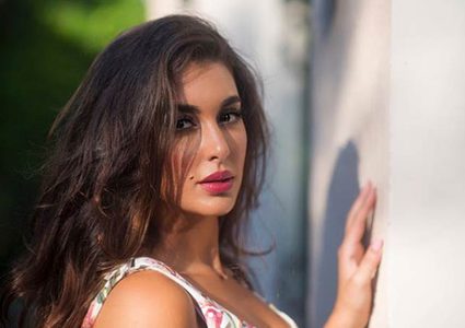 طفلة مصابة بمتلازمة “داون” توجه رسالة قاسية لياسمين صبري