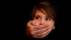 مراهقون يضرمون النار بجسد طفلة