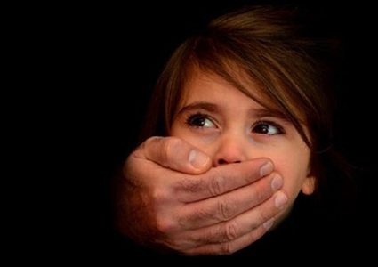 مراهقون يضرمون النار بجسد طفلة