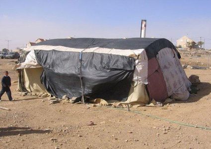 الخليل: الاحتلال يستولي على خيمة سكنية