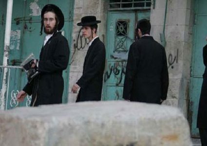 مستوطنون يعطبون إطارات مركبات ويخطون شعارات عنصرية في سنجل