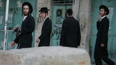 مستوطنون يعطبون إطارات مركبات ويخطون شعارات عنصرية في سنجل