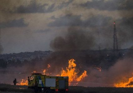 مسؤول "إسرائيلي" يطالب باجتماع طارئ بسبب البالونات الحارقة