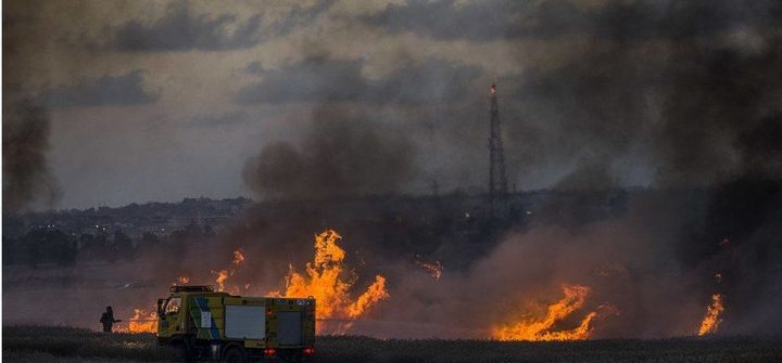 مسؤول "إسرائيلي" يطالب باجتماع طارئ بسبب البالونات الحارقة