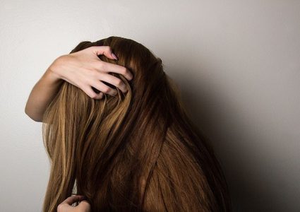 خبير ينصح باستهلاك 5 فواكه لمنع تساقط الشعر!