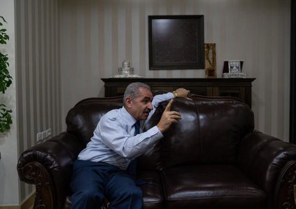 اشتية: الوضع صعب لكن لن نستسلم