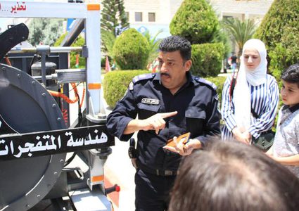 الشرطة وجامعة النجاح تنظمان معرضا للأجسام المشبوهة