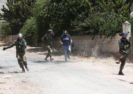 الاحتلال يعتدي على مواطنين ويعتقل ثلاثة جنوب الخليل