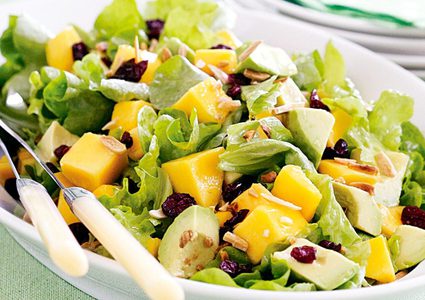 سلطة الأفوكادو مع الجبنة والمانجا