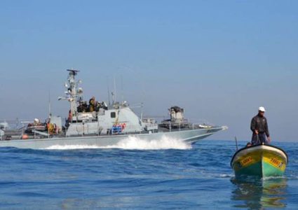 بحرية الاحتلال تصيب صيادا وتعتقل آخر جنوب القطاع