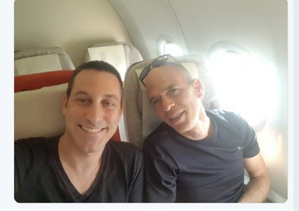 صحفي اسرائيلي يشرب "جعة لبنانية" في البحرين نخب شرق أوسط جديد