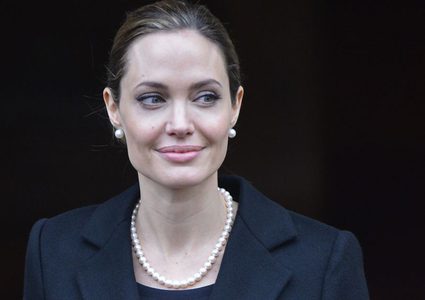 أنجيلينا جولي من ممثلة إلى محررة في مجلة أميركية