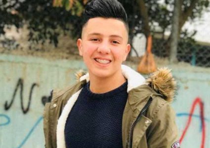 أسير يزيل جسر تقويم أسنانه بمقص أظافر