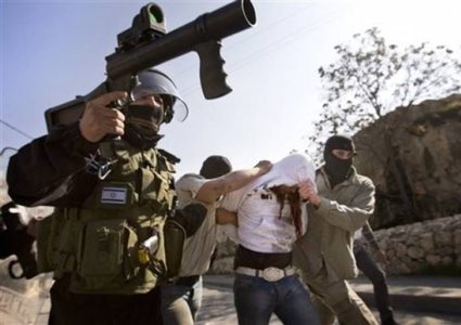 الاحتلال يعتقل ثلاثة مواطنين جنوب الخليل