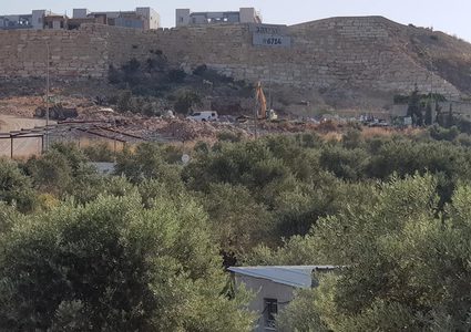 ديربلوط: الاحتلال يهدم بركسات مشيدة منذ 30 عاماً