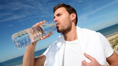 هل يؤدي شرب الماء بكميات كبيرة للإضرار بالجسم ؟