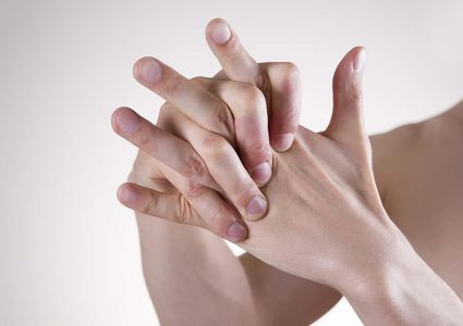 هل تعد فرقعة الأصابع عادة خطرة فعلا ؟