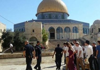 عشرات المستوطنين  والطلبة التلموديين يقتحمون المسجد الأقصى