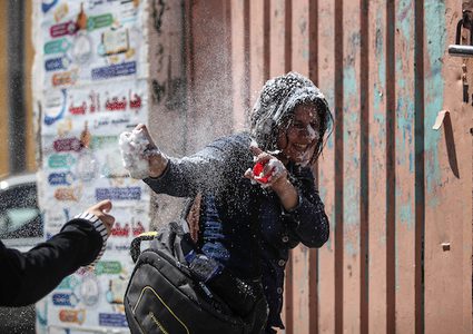 طالبات الثانوية العامة في غزة ، يحتفلن باليوم الأخير في امتحانات الثانوية النهائية ، والمعروفة باسم "التوجيهي" جدير ذكره أنه تقدم أكثر من 76130 طالبًا في الضفة الغربية وقطاع غزة لاختبار التوجيهي الذي يؤهلهم للدخول الجامعة.