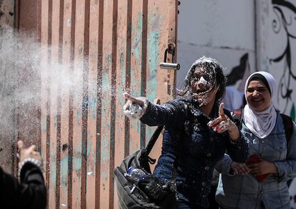 طالبات الثانوية العامة في غزة ، يحتفلن باليوم الأخير في امتحانات الثانوية النهائية ، والمعروفة باسم "التوجيهي" جدير ذكره أنه تقدم أكثر من 76130 طالبًا في الضفة الغربية وقطاع غزة لاختبار التوجيهي الذي يؤهلهم للدخول الجامعة.