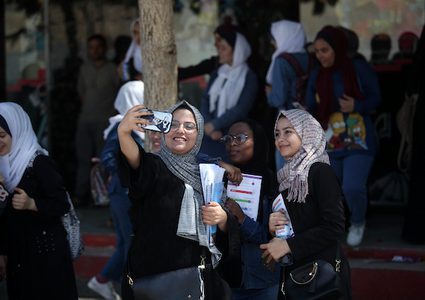 طالبات الثانوية العامة يبتهجن بانتهاء الامتحانات بغزة