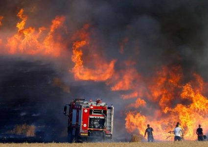 16 حريقًا في "غلاف غزة" بفعل بالونات حارقة