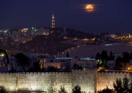 أضواء وتلميحات "تلمودية" استفزازية على سور القدس