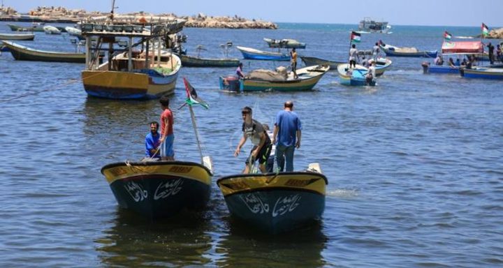 بحرية الاحتلال تهاجم مراكب الصيادين في بحر غزة