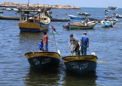 بحرية الاحتلال تهاجم مراكب الصيادين في بحر غزة