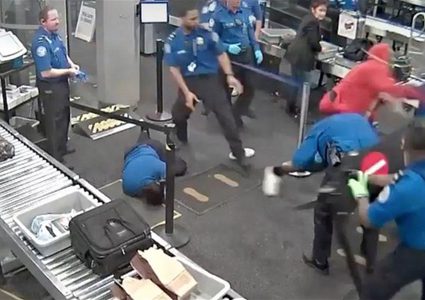 شاب يقتحم جهاز تفتيش المطار ويتسبّب بفوضى