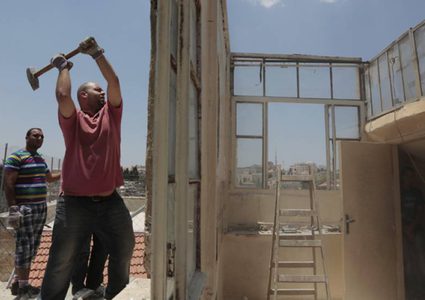 عائلة مقدسية تستكمل هدم منزلها في سلوان