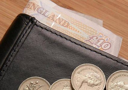 السجن لشرطي سرق محفظة ميت بخدعة دنيئة