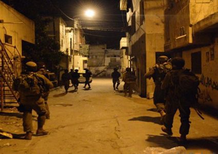 الاحتلال يقتحم ويداهم منازل المواطنين في قرية العساكرة