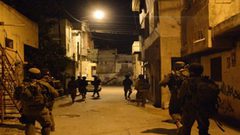 الاحتلال يقتحم ويداهم منازل المواطنين في قرية العساكرة