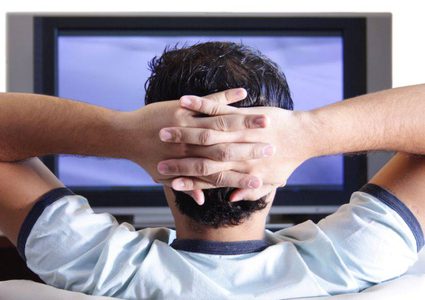 دراسة: المكوث مدة طويلة أمام التلفاز يؤثر سلباً على الصحة