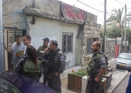 الاحتلال يوزع اخطارات هدم لعدد من المنشآت شمال القدس